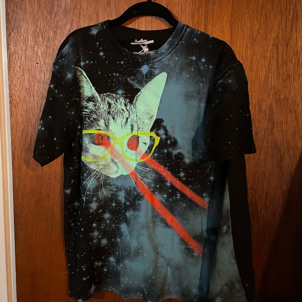 Unisex short sleeve Threadless cat with laser eyes graphic t-shirt. Size L